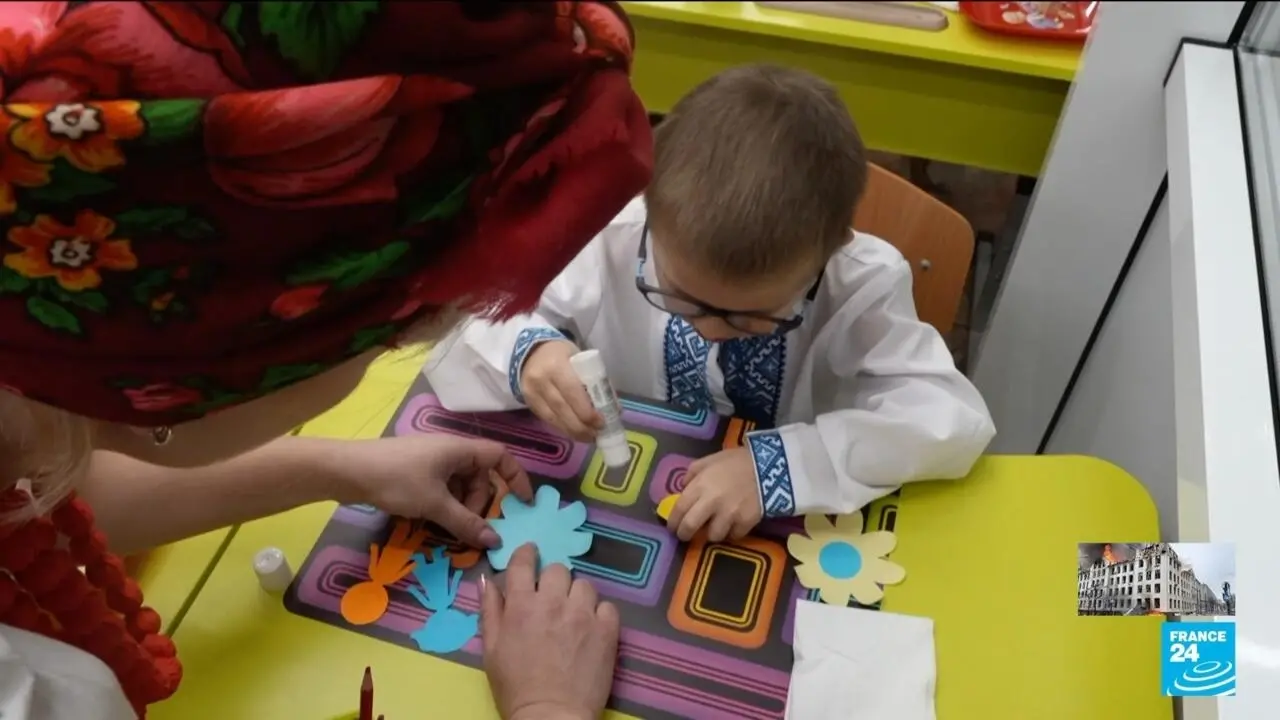 A Kharkiv i bambini vanno a scuola nelle stazioni della metro