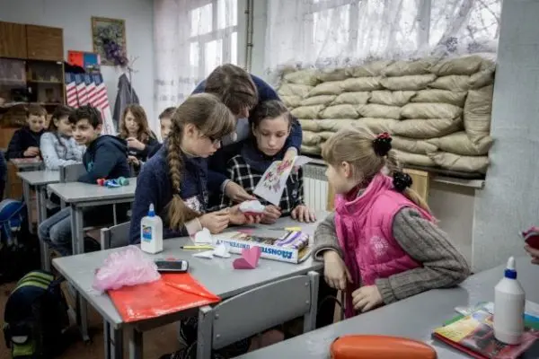 Una scuola digitale per i bambini ucraini rifugiati: la Lituania garantisce l'istruzione a 80mila alunni