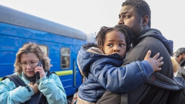 I profughi di colore in fuga dall'Ucraina stanno affrontando un altro tipo di piaga: il razzismo