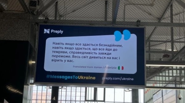 I messaggi di solidarietà diffusi su cartelloni digitali alla stazione centrale dei treni di Varsavia, Polonia