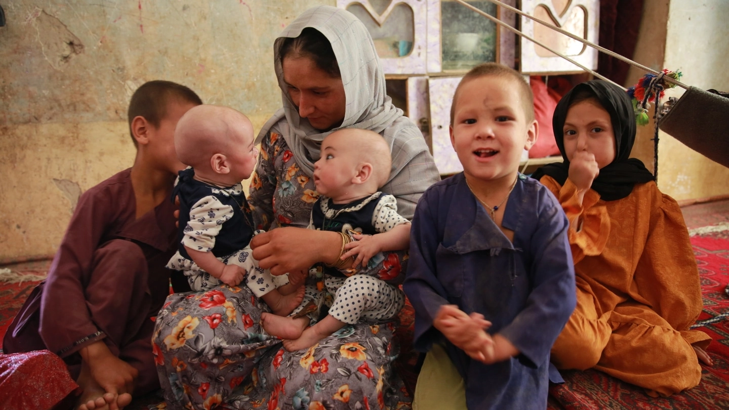 CH1841949_From Left to Right Farhad (8), Nahida Nadira, Sajida (31), Fawad(4) and Zahra(10) at their house