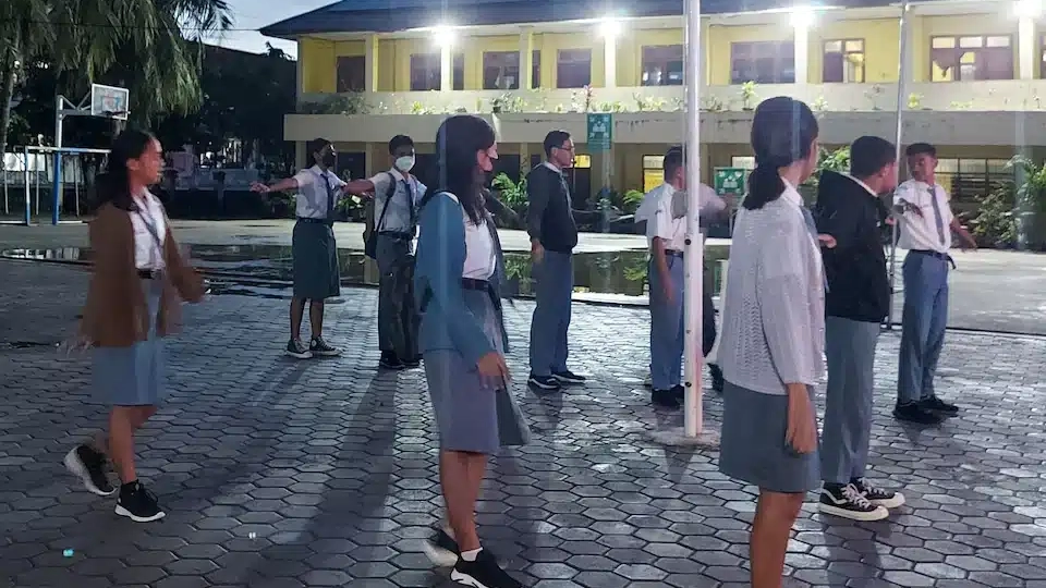 Gli studenti delle scuole superiori di Kupang riuniti per l'appello all'alba (Getty Images)