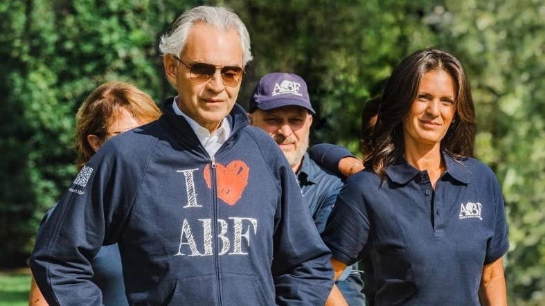 Andrea Bocelli fondatore e presidente di ABF con la moglie e vicepresidente Veronica Berti