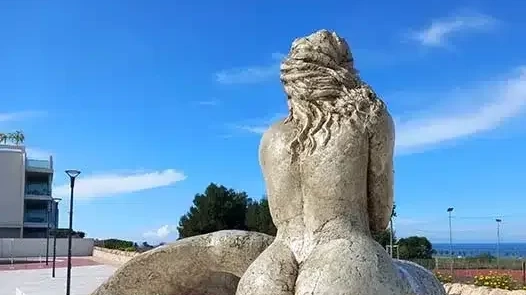 La statua "Il mare" di Monopoli