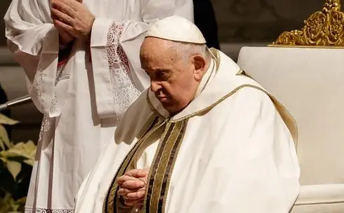 Papa Francesco: "Chi ferisce una donna profana Dio"