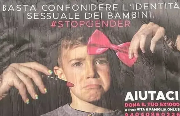 Il bambino col rossetto e un fiocco rosa in testa: il cartellone "Stop gender" scatena le polemiche