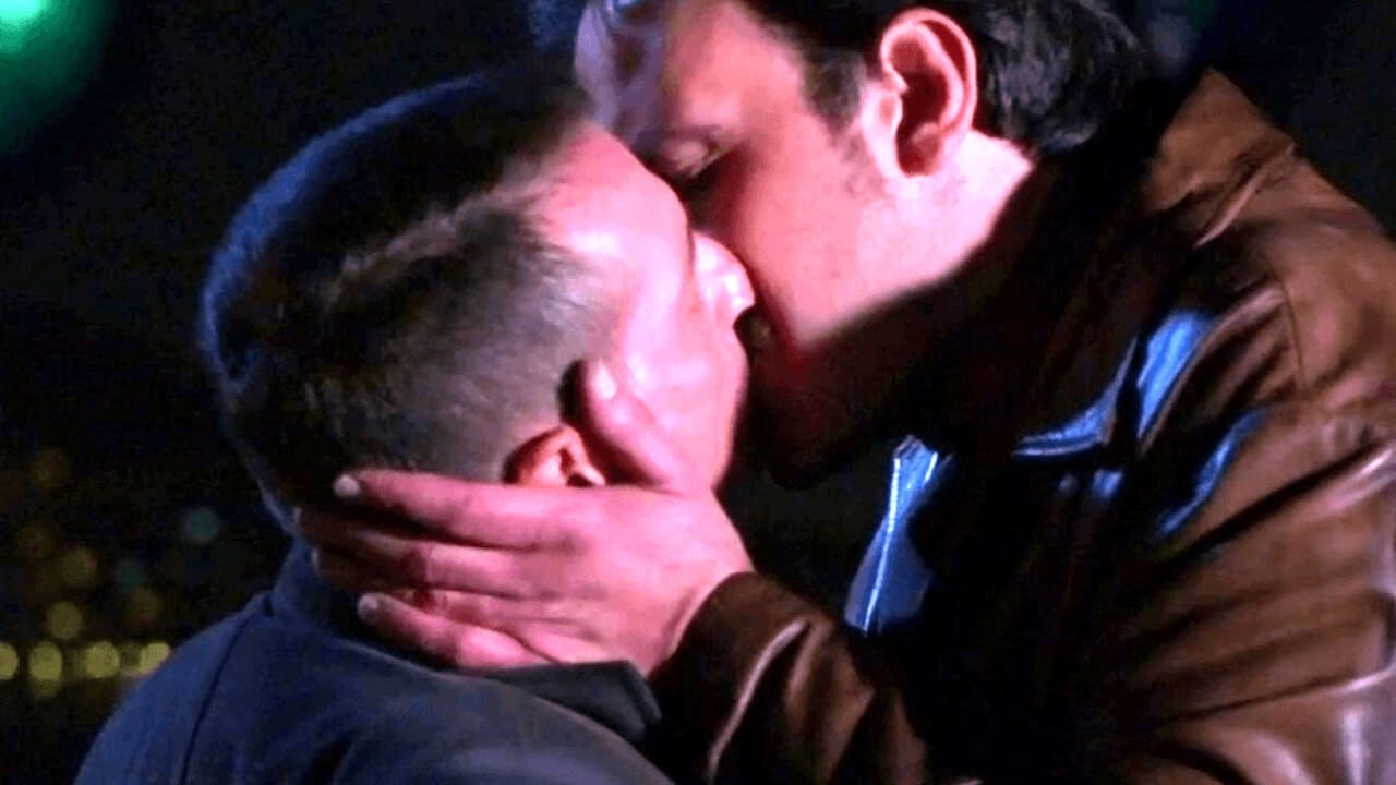 Polemiche dopo il bacio gay a "Un posto al sole"