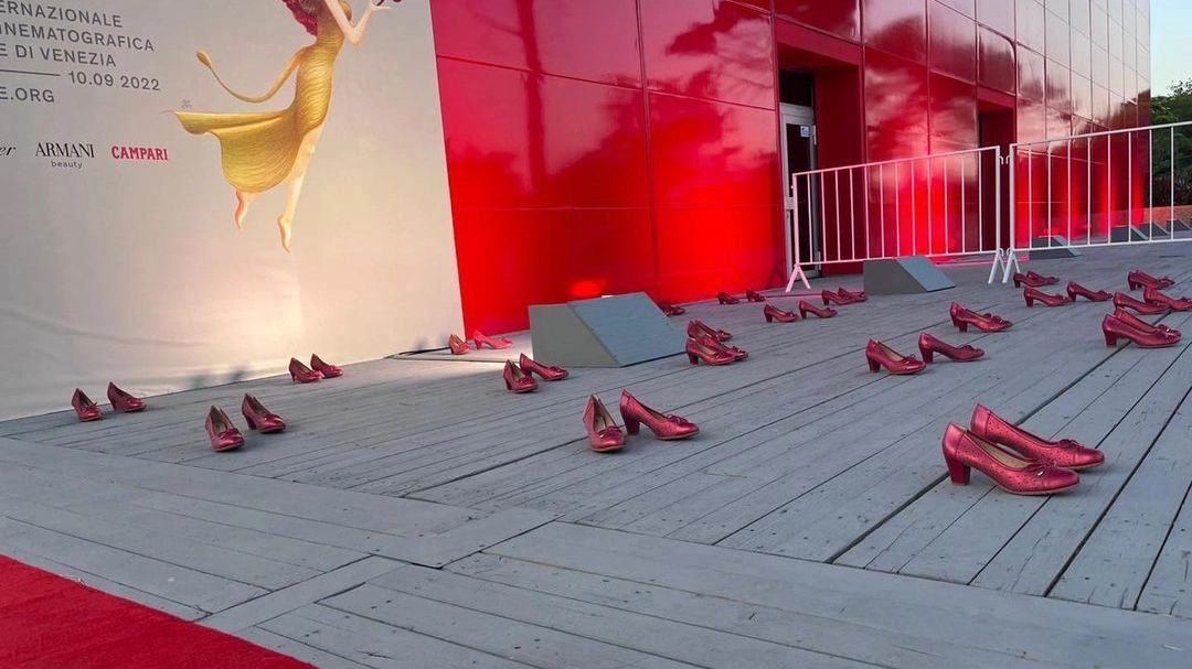 Alla Mostra del Cinema di Venezia installazione di scarpe rosse, simbolo della Giornata contro la Violenza sulle Donne
