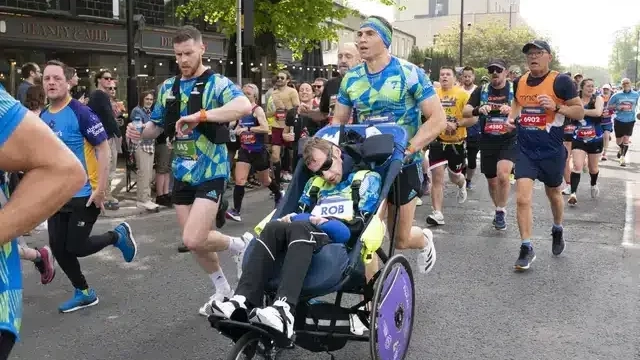 Kevin Sinfield insieme a Rob Burrow durante la maratona di Leeds (Instagram)