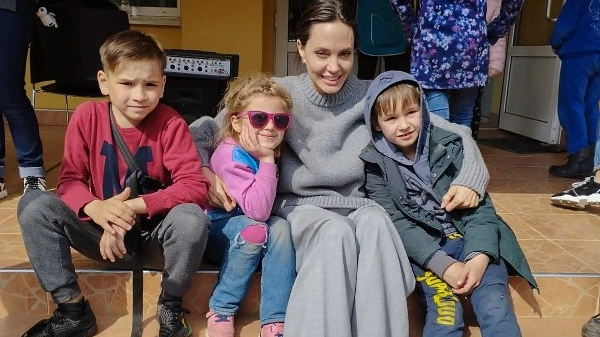 Angelina Jolie (46 anni), visita a sorpresa a Leopoli