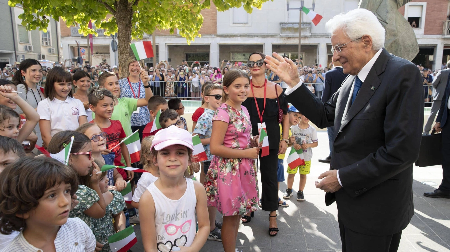 Home Ferrara Cronaca Mattarella oggi ad Argenta per ricordare don Minzoni: bagno di folla per il presidente Mattarella oggi ad Argenta per ricordare don Minzoni: bagno di folla per il presidente Caloroso l’abbraccio al capo dello Stato, che ha voluto fare tappa nel Ferrarese per omaggiare il prete ucciso a botte dai fascisti 100 anni fa PER APPROFONDIRE: ARTICOLO: Mattarella ad Argenta: la visita per ricordare don Minzoni, il prete che disse no a Mussolini ARTICOLO: Mattarella al Meeting di Rimini: “L'Emilia Romagna non va lasciata sola” ARTICOLO: Don Minzoni, le parole di Zuppi "Ucciso dalla violenza fascista e da chi non la contrastò" Argenta (Ferrara), 25 agosto 2023 - Dopo la tappa - con standing ovation - al Meeting di Rimini nel giorno di chiusura, il presidente della Repubblica Sergio Mattarella è giunto nel pomeriggio ad Argenta, per deporre una corona di fiori sopra la tomba di don Giovanni Minzoni, a ricordo del centenario della uccisione del sacerdote da parte dei fascisti, il 23 agosto 1923. Mattarella accolto dalla folla ad Argenta per il centenario della morte di Don Minzoni (foto Ansa) Mattarella accolto dalla folla ad Argenta per il centenario della morte di Don Minzoni (foto Ansa)