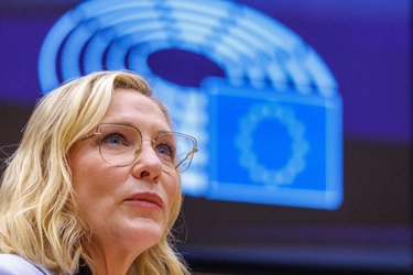 Migranti, Cate Blanchett al Parlamento Europeo: "Esternalizzazione pratica disumana"