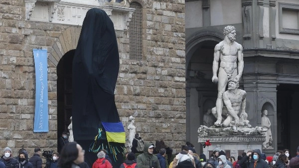 Verificato La statua del David in piazza della Signoria a Firenze è stata coperta con un drappo nero in segno di lutto per la guerra