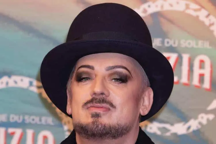 Boy George contro Giorgia Meloni dopo le elezioni politiche: "Sì a un padre violento e no a genitori gay amorevoli?"