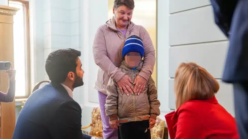 un bambino ucraino con la nonna