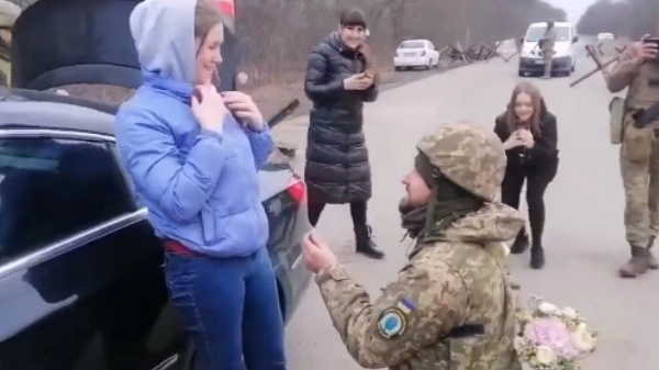 La proposta di matrimonio al checkpoint in Ucraina