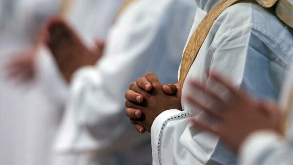 Religione cattolica messa sacerdoti preti religiosi pregare preghiera