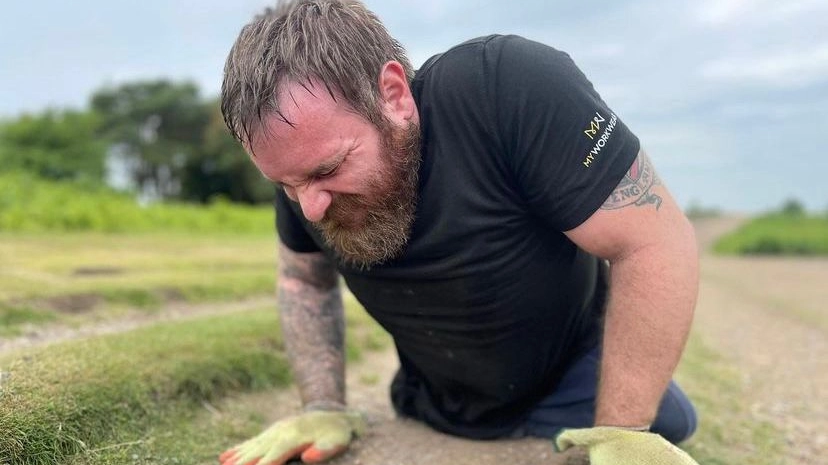 L'impresa dell'atleta paralimpico, Mickey Bushell, che ha scalato il Wrekin sulle sue mani (Instagram)