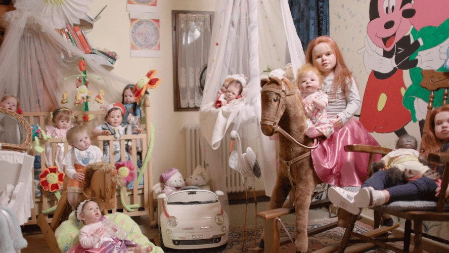 Il documentario "Lonely Dolls" sul fenomeno delle "bambole rinate"
