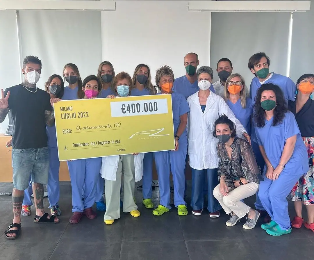 Artista dal cuore d'oro: Fedez dona 400mila euro ai bambini di Fondazione Tog