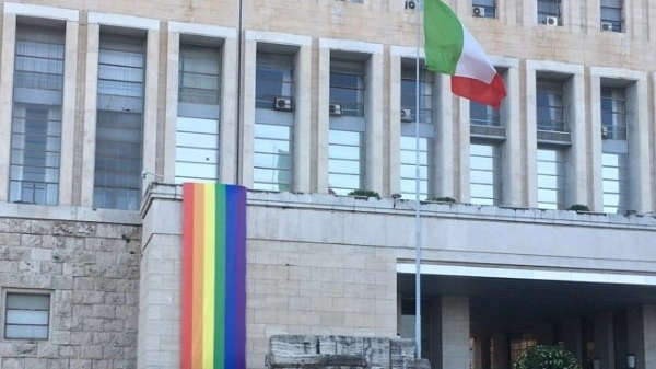 bandiera arcobaleno farnesina