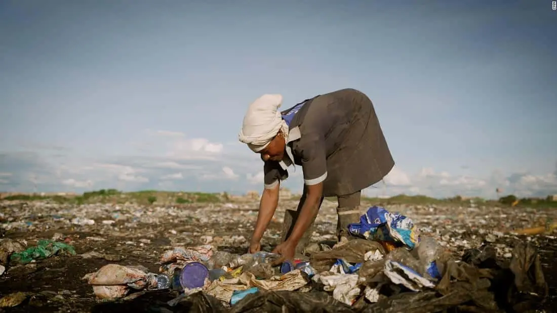 Inquinamento e ciclo mestruale, il dramma delle donne in Kenia tra povertà e stigma