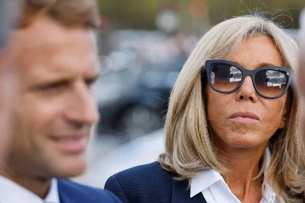 "Brigitte Macron è un uomo": la première dame di Francia sporge denuncia