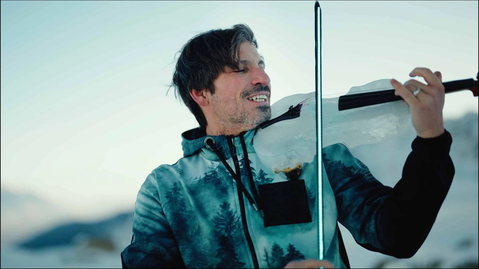 Il musicista Andrea Casta con il violino di ghiaccio lancia "Ice Vibes"