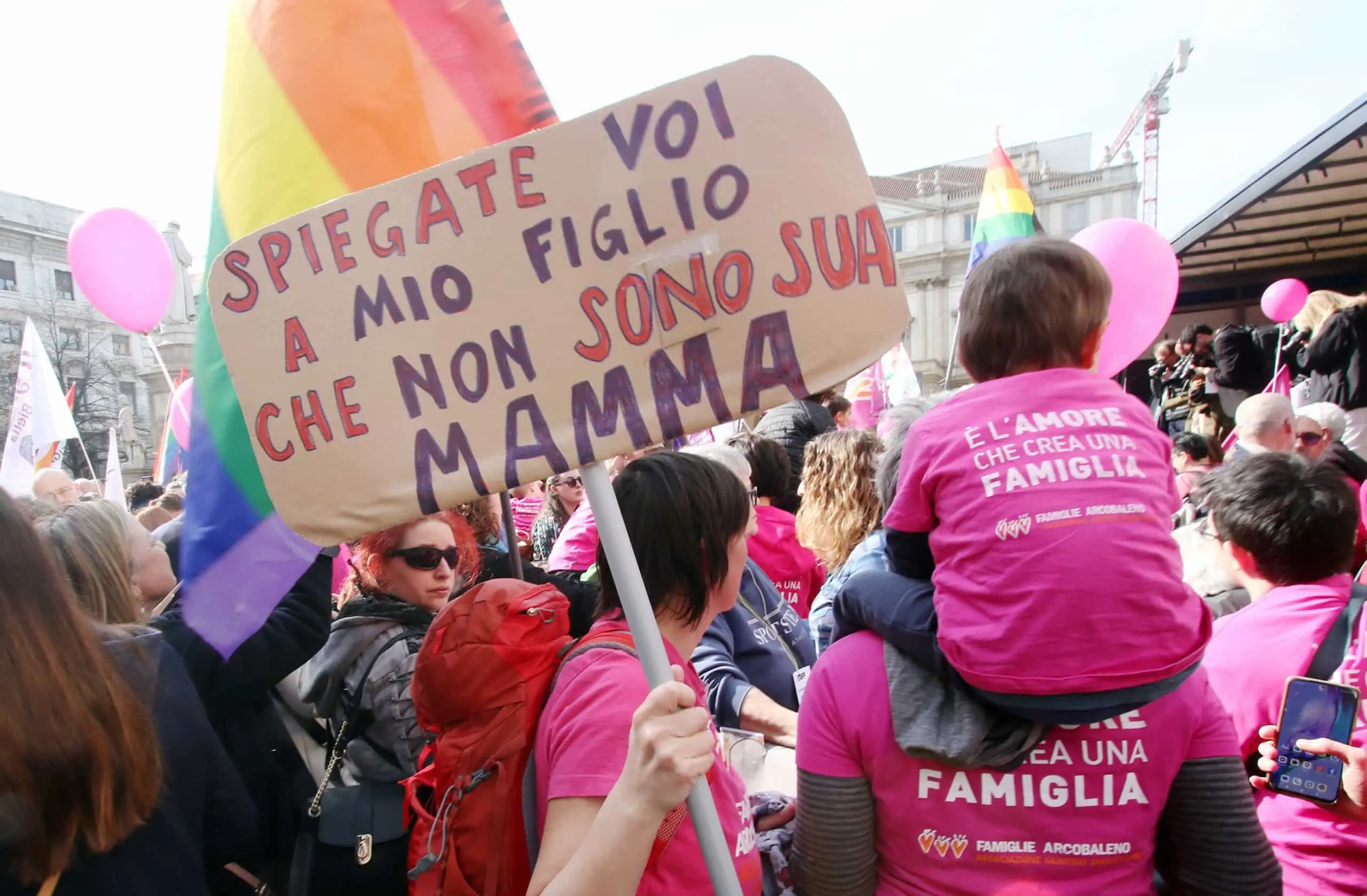 Milano, manifestazione famiglie arcobaleno. Schlein: "Pronta la legge"