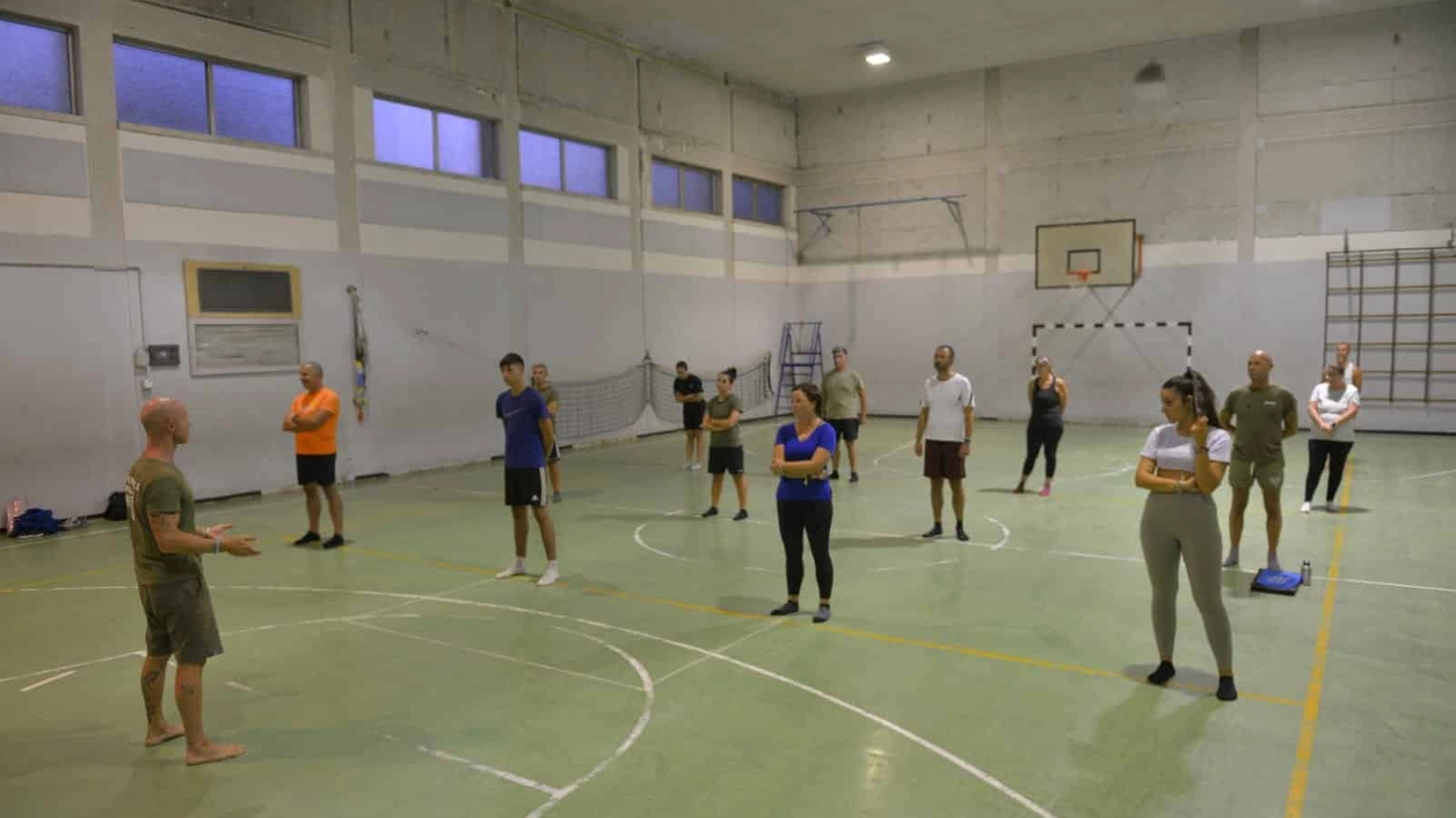 Il primo allenamento di ginnastica dinamica militare in una scuola a Pisa (Foto Cappello/Valtriani)