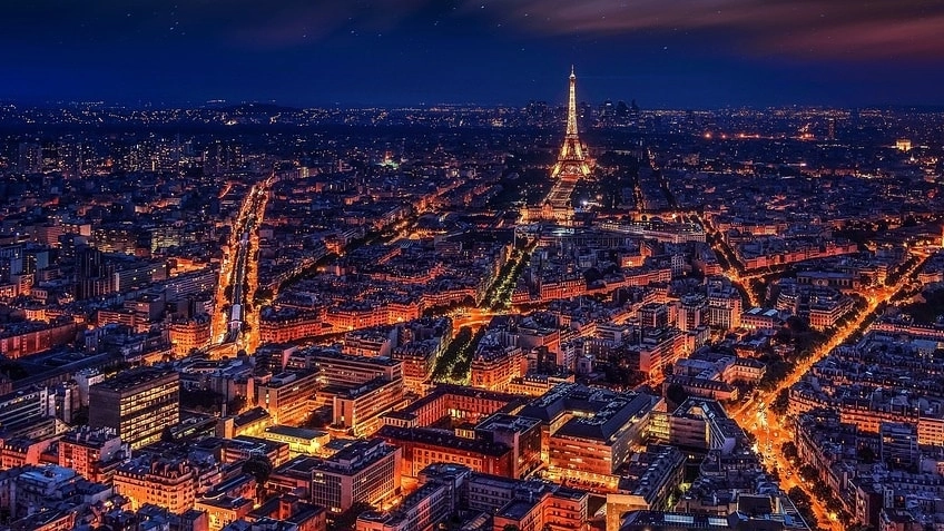 In Francia la battaglia contro lo spreco energetico non risparmia nemmeno la Tour Eiffel e tutti gli altri monumenti di Parigi (Instagram)