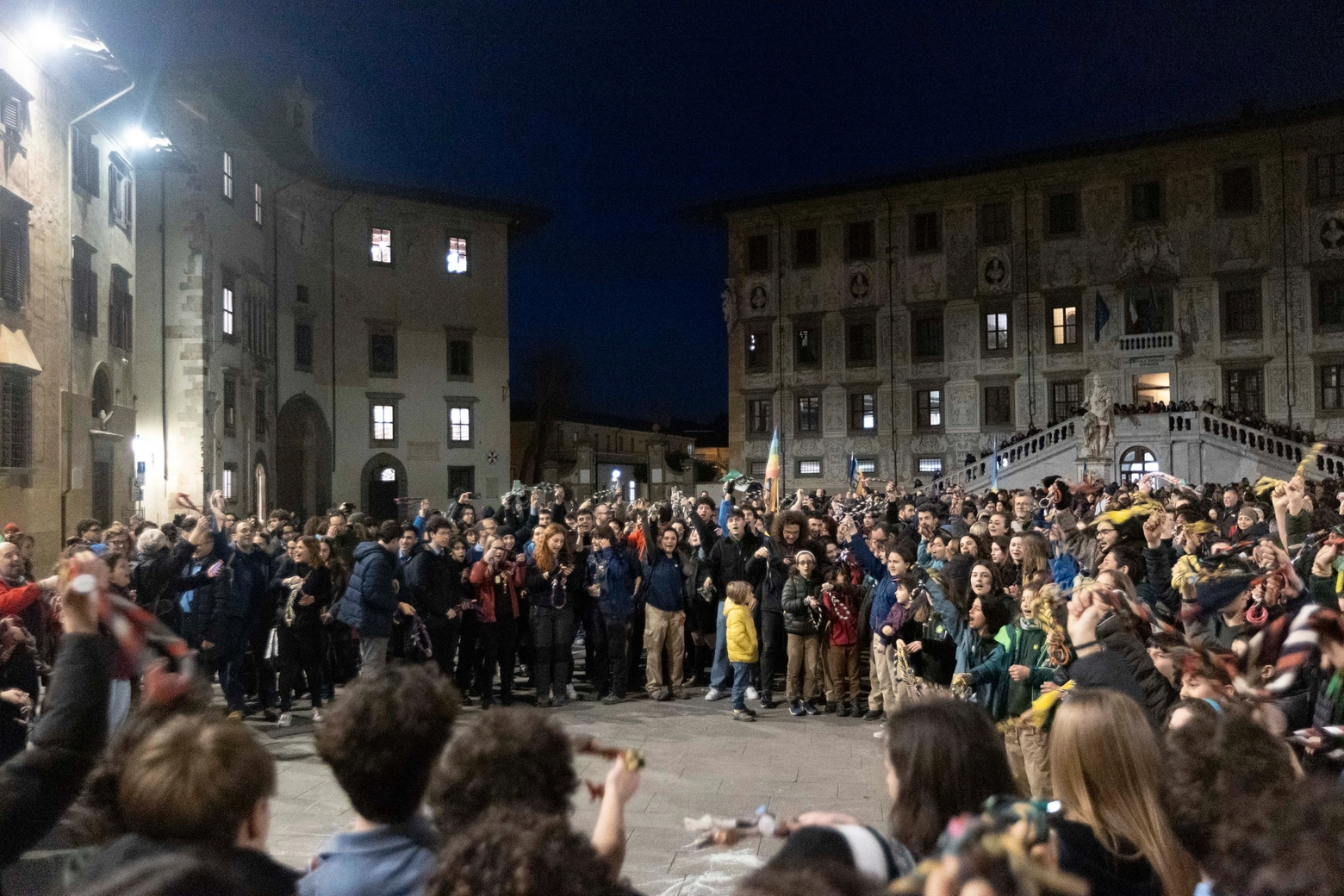 Manifestazione per la pace in piazza cavalieri, il giorno dopo le cariche della polizia agli studenti 
