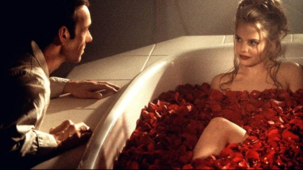 Kevin Spacey e Mena Suvari nella scena cult di "American Beauty"