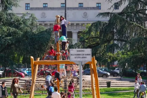 A Milano apre il giardino dei bambini: vietato l'ingresso agli adulti non accompagnati