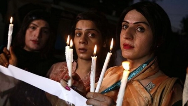 Una donna transgender è stata uccisa a colpi di arma da fuoco e un’altra è rimasta gravemente ferita a Mardan, una città a circa 140 chilometri a nordovest di Islamabad, Pakistan