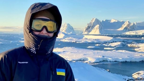 Yan Bakhmat, lo scienziato ucraino di 25 anni rimasto bloccato in Antartide perché la sua casa a Kharkiv è stata distrutta