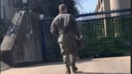 Il gesto estremo del 25enne, militare americano della Us Air Force, filmato e pubblicato sui social urla disperazione. Il giovane è morto poche ore dopo a causa delle gravi ferite riportate