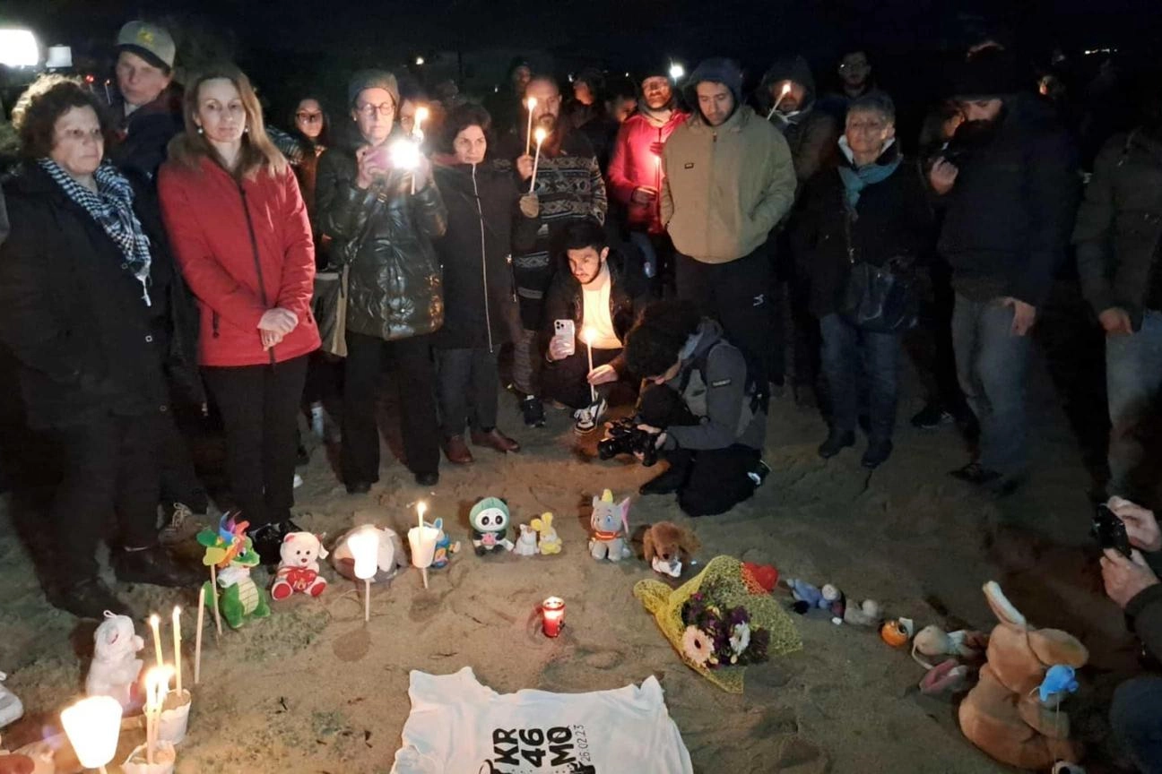 Peluche e candele sulle spiaggia per ricordare vittime di Cutro