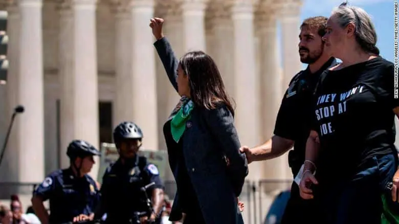 Alexandria Ocasio-Cortez e altri 16 democratici arrestati a una manifestazione pro-aborto