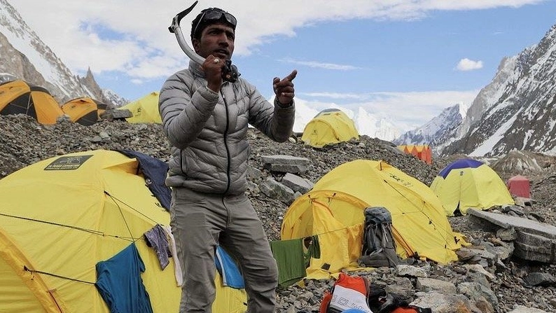 Sajid Sadpara, l'arrampicatore che pulisce le vette del K2 in onore del padre morto (Ansa)