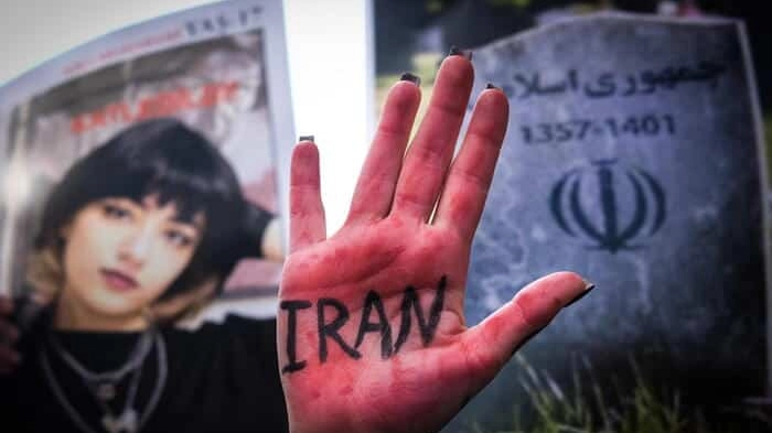 In Iran non si placano le proteste scoppiate in seguito alla morte di Mahsa Amini (Ansa)