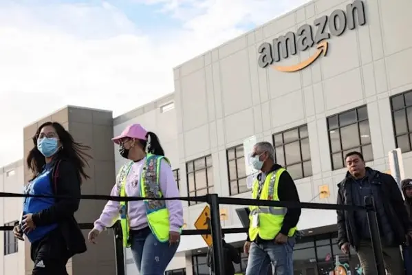 Amazon, il primo sindacato dei lavoratori nasce a New York. Il presidente Biden: "Contento"