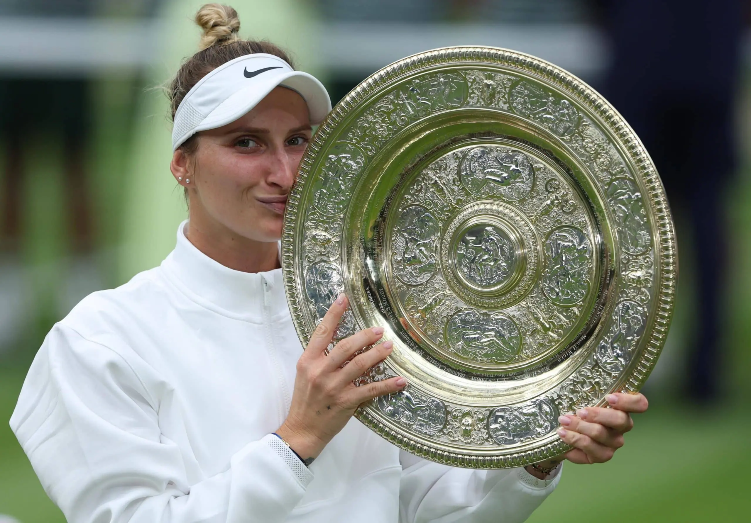 Vondrousova regina di Wimbledon: è la prima tennista non testa di serie a vincere il titolo