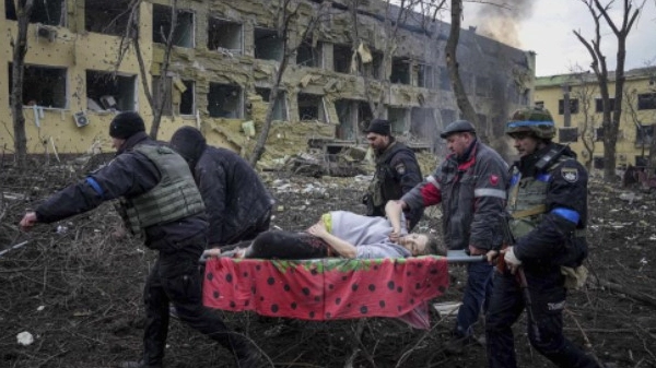 È morta la donna incinta portata via in barella all'ospedale pediatrico di Mariupol (Foto scattata mercoledì 9 marzo da Evgeniy Maloletka)