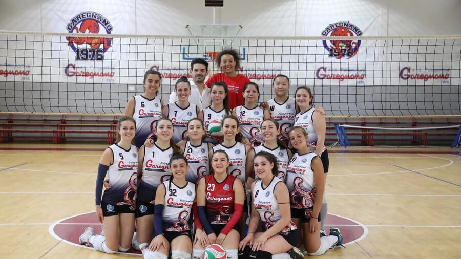 La prima squadra di pallavolo della Polisportiva Garegnano insieme a Cristian Trio e Valentina Diouf