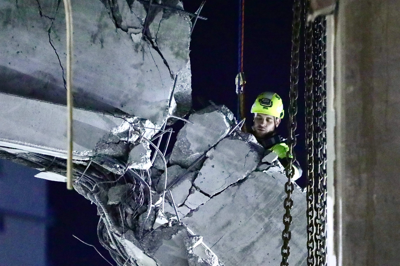 Un vigile del fuoco al lavoro nella zona del crollo