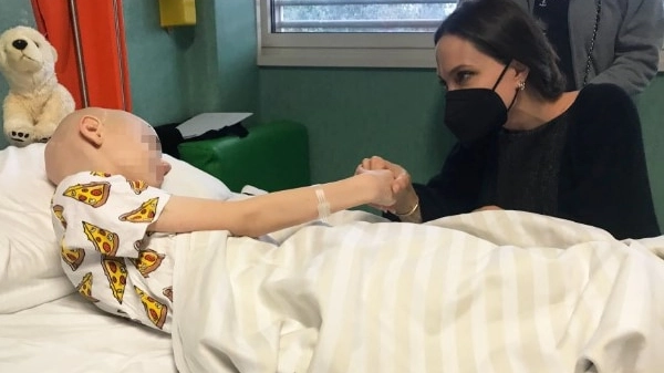 Angelina Jolie visita i bambini ucraini all'Ospedale Bambino Gesù di Roma