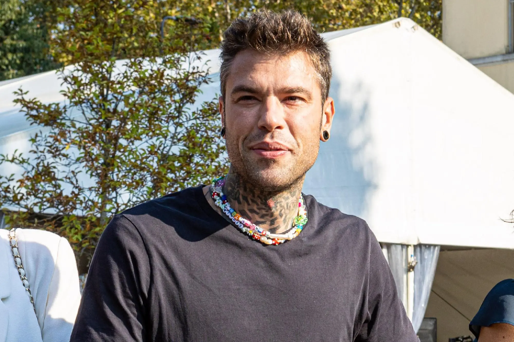 Fedez attacca la sentenza che elimina il diritto all'aborto negli Usa: "Una me**a"