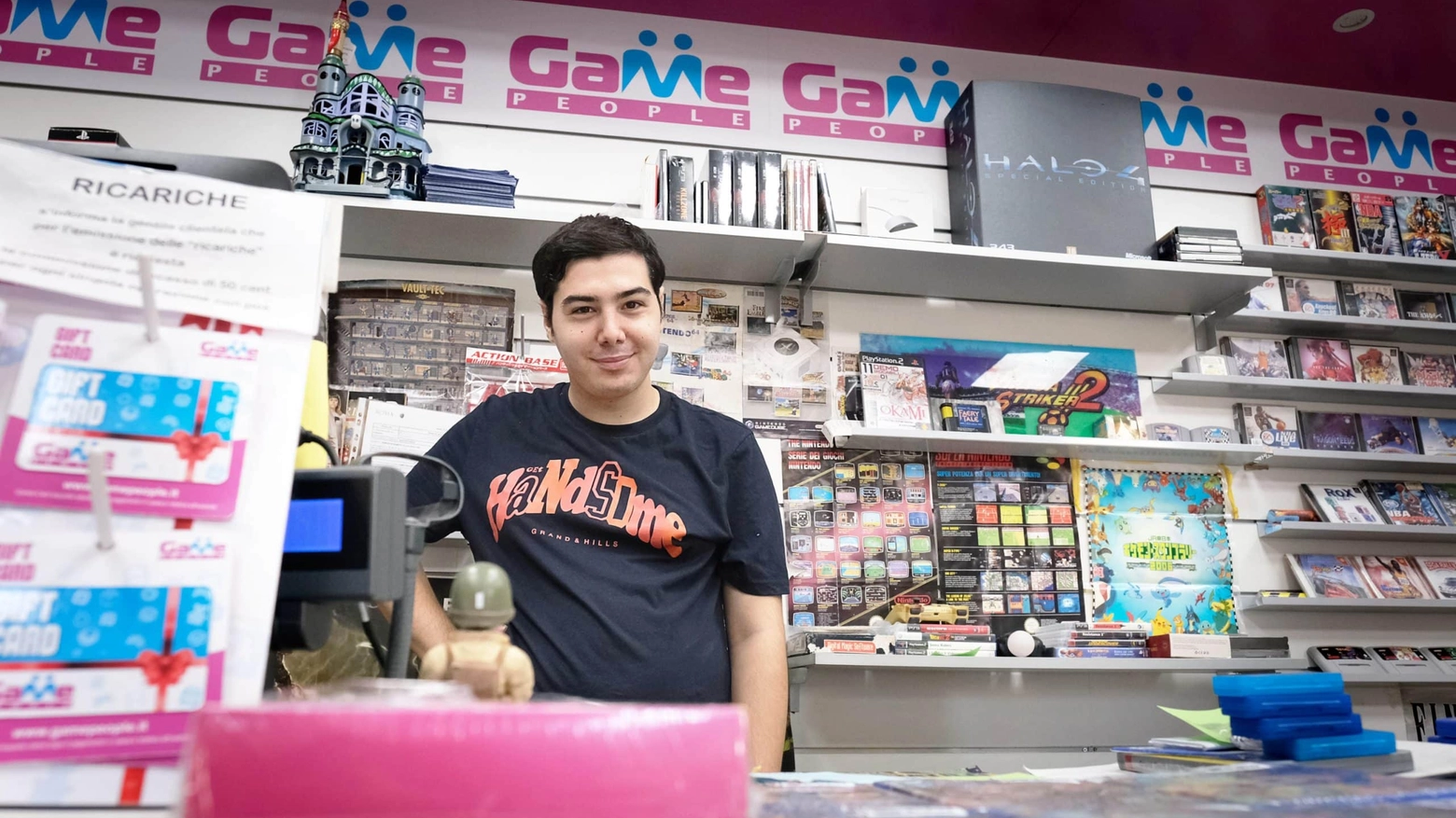 Ha l'autismo, 22enne ora lavora in un negozio di videogames