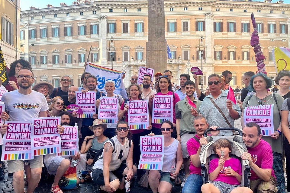 Le famiglie arcobaleno in piazza per la legalizzazione della maternità surrogata